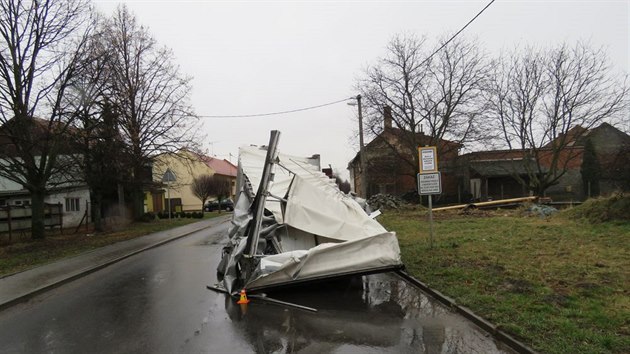 idi kamionu vjel na Prostjovsku pod nzk eleznin most s pli vysokou soupravou, a nvs tak narazil do konstrukce.