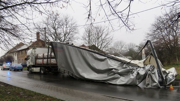 idi kamionu vjel na Prostjovsku pod nzk eleznin most s pli vysokou soupravou, a nvs tak narazil do konstrukce.