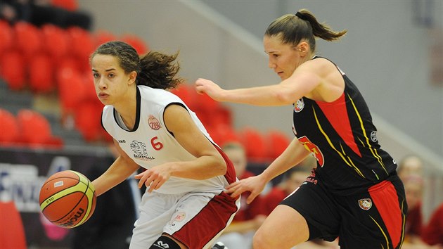 Nymbursk basketbalistka Jessica Kusterov (vlevo) unik Tereze Kuthanov z Hradce Krlov.