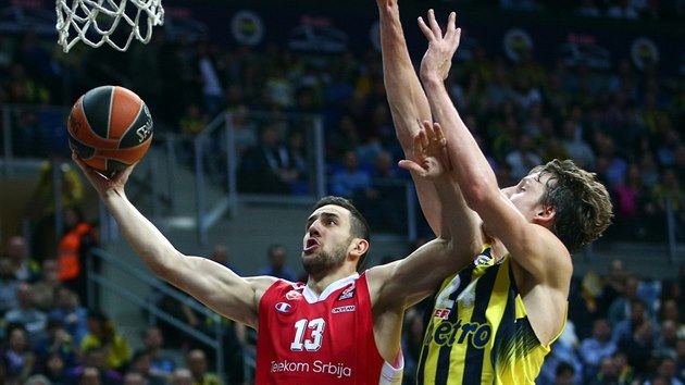 Jan Vesel (vpravo) z Fenerbahce Istanbul se sna zastavit Stefana Jovie z Crven zvezdy Blehrad.