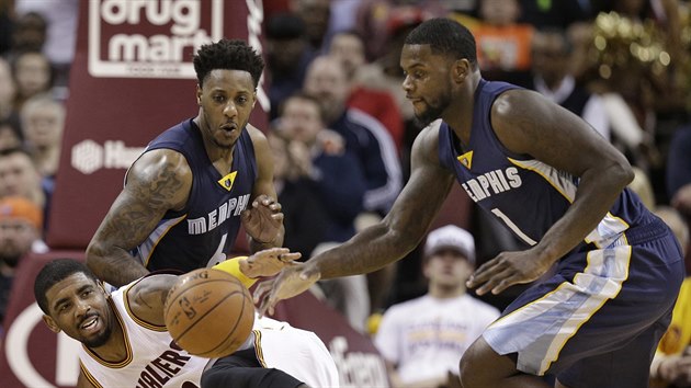 Kyrie Irving (v blm dresu) z Clevelandu pad a ztrc m, obrali ho Lance Stephenson (vpravo) a Mario Chalmers z Memphisu.