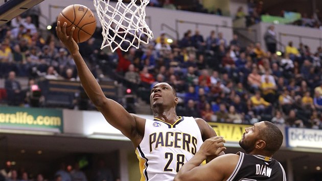 Ian Mahinmi z Indiany pedil Borise Diawa a don m do koe San Antonia.