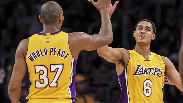 Metta World Peace (vlevo) a Jordan Clarkson se raduj z koe LA Lakers.