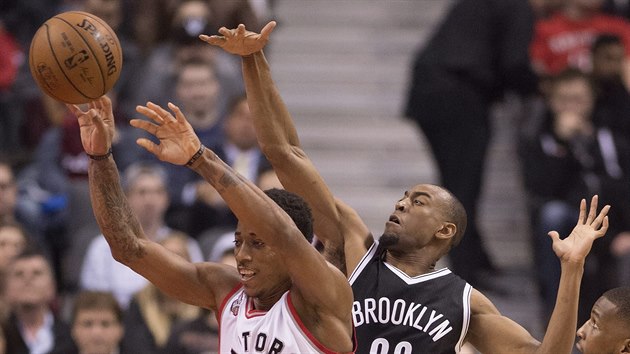 DeMar DeRozan (vlevo) z Toronta pihrv m, Markel Brown z Brooklynu ho ubrnil.