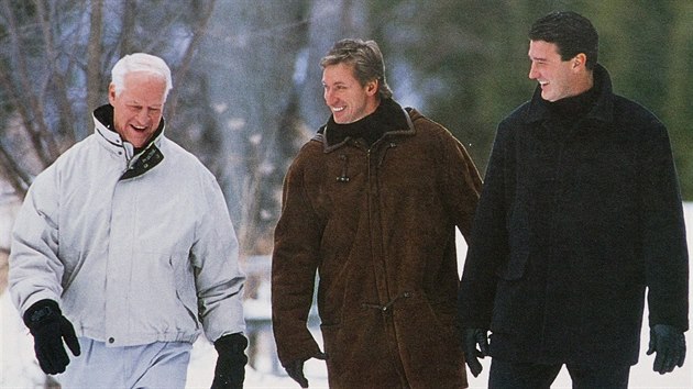 KANADSK LEGENDY. Gordie Howe, Wayne Gretzky a Mario Lemieux (zleva) pi spolenm focen.