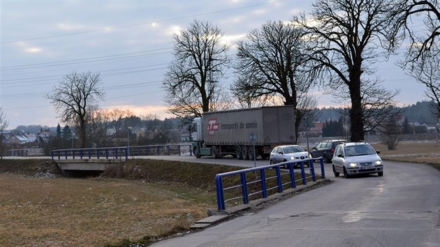 zk silnice mezi Albrechticemi a Tnitm vede mezi loukami, kter kadoron zaplavuje voda z Orlice.