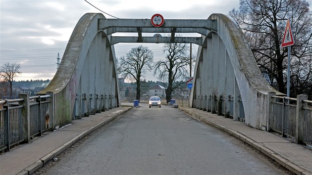 Provoz na most pes Orlici je v souasnosti kyvadlov.