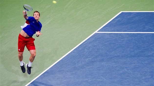 V LETU. Tom Berdych podv v zpase s Alexanderem Zverevem v Davis Cupu.