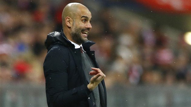 Kou Josep Guardiola bhem duelu Bayern Mnichov vs. Mohu