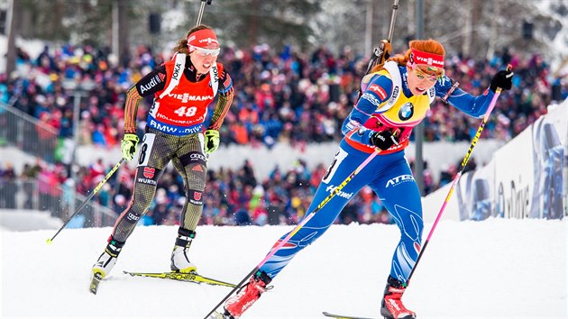 Gabriela Soukalov (vpravo) na trati sprintu na mistrovstv svta v biatlonu v Oslu.