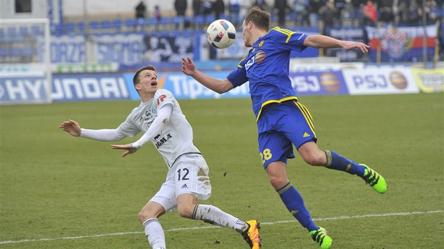 Jan trba z Olomouce (v blm) bojuje o m s jihlavskm Pavlem Dvokem.