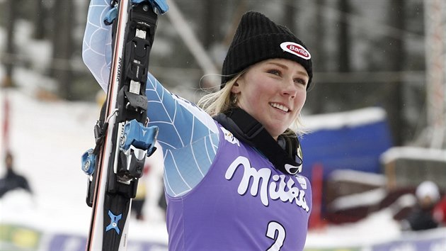 AMPIONKA. Amerianka Mikaela Shiffrinov oslavila v Jasn sv tvrt slalomov vtzstv v sezon.