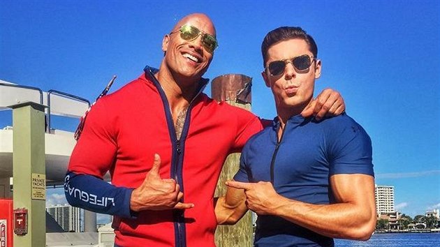 Dwayne Johnson a Zac Efron bhem naten filmov Poben hldky