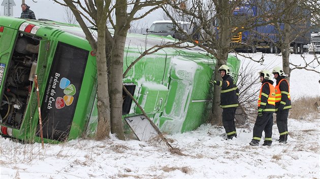 Tragick nehoda dvou osobnch aut a autobusu u obce Libouchec (1. bezna 2016).