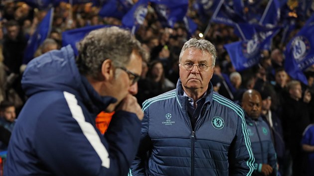 FOV. Laurent Blanc, trenr PSG (vlevo), a Guus Hiddink, kou Chelsea, ped odbetou osmifinle Ligy mistr.