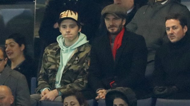 BECKS S BEKOVKOU. Zpas mezi Chelsea a PSG sledoval i David Beckham se svm synem Brooklynem.
