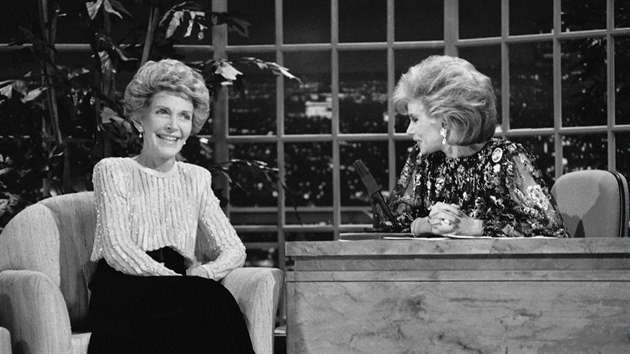 První dáma USA Nancy Reaganová a Joan Riversová v pořadu The Late Show Starring Joan Rivers (Los Angeles, 30. října 1986)