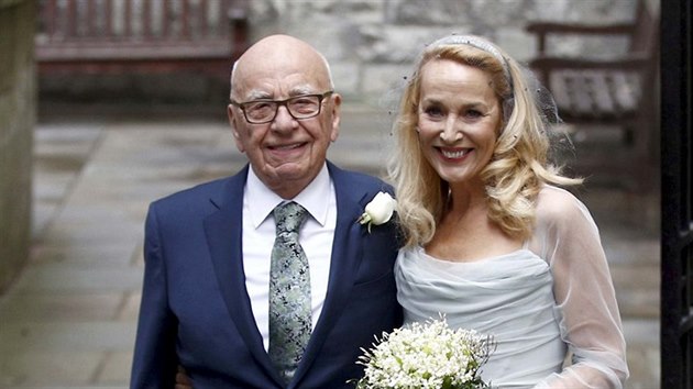 Po civilnm satku mli Rupert Murdoch a Jerry Hallov tak crkevn obad v kostele St. Bride (Londn, 5. bezna 2016).