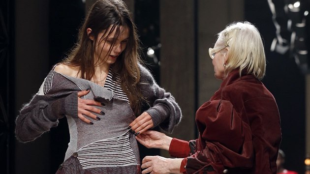 Vivienne Westwoodov pomohla modelce, kter bhem pehldky vykouklo adro (Pa, 5. bezna 2016).