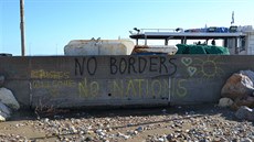 Nápis na stn nedaleko tábora Souda na ostrov Chios. (5. bezna 2016)