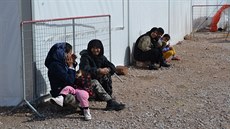 Uprchlíci v mením táboe u pístavu ostrova Chios. (5. bezna 2016)