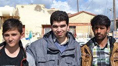 Afghánec Arash (uprosted) s mui, se kterými pijel na ostrov Chios. (6....