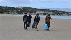 Syrtí uprchlíci na plái Pirlanta nkolik kilometr od tureckého pístavu...