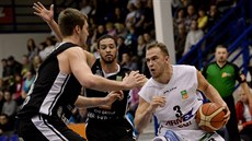 Proti přesile se snaží udržet míč ústecký basketbalista Ondřej Šiška. Proti přesile se snaží udržet míč ústecký basketbalista Ondřej Šiška.