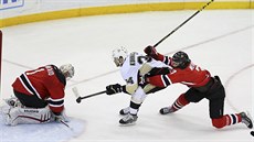 Tom Kuhnhackl z Pittsburghu zakonuje v utkání s New Jersey ve sloité pozici....