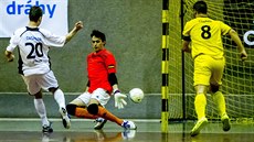 Hradecký Jiří Beran (v bílém) překonává gólmana Nejzbachu a svého bývalého... Hradecký Jiří Beran (v bílém) překonává gólmana Nejzbachu a svého bývalého...