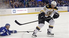 David Krejí z Bostonu souboj ustál, Ryan Callahan z Tampy skonil na led.