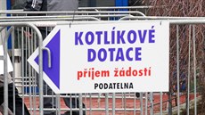 Zájemci o kotlíkové dotace nocovali na krajském úřadě. Zájemci o kotlíkové dotace nocovali na krajském úřadě.