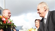 Prezidenta Miloše Zemana vítá hejtman Karlovarského kraje Martin Havel. Prezidenta Miloše Zemana vítá hejtman Karlovarského kraje Martin Havel.