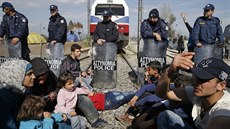 Desítky migrant zablokovaly na ecko-makedonské hranici elezniní tra...