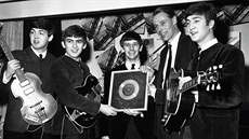 George Martin (druhý zprava) se členy skupiny Beatles v roce 1962 George Martin (druhý zprava) se členy skupiny Beatles v roce 1962