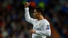 JÁ, HVZDA. Cristiano Ronaldo z Realu Madrid gestikuluje bhem zápasu s AS ím.