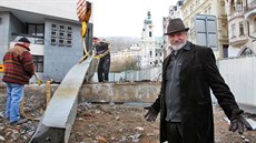 Umělec Pavel Opočenský si v sobotu ráno odvezl od Vřídelní kolonády v Karlových... Umělec Pavel Opočenský si v sobotu ráno odvezl od Vřídelní kolonády v Karlových...