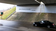 V Brn se objevil na most pod dálnicí nápis "Milo Zeman je ku**a" - F....