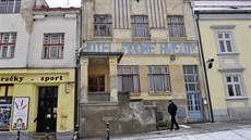Fasáda hotelu je zatím stále zanedbaná. Renovační práce v interiéru však už... Fasáda hotelu je zatím stále zanedbaná. Renovační práce v interiéru však už...