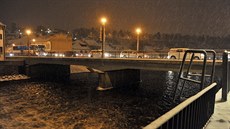Přes most, který v Třebíči stojí od roku 1930, denně pojede téměř 10 tisíc aut. Přes most, který v Třebíči stojí od roku 1930, denně pojede téměř 10 tisíc aut.