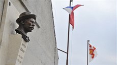 Od minulé soboty má v Kožichovicích bustu na rodném domě. Dílo Bohumíry... Od minulé soboty má v Kožichovicích bustu na rodném domě. Dílo Bohumíry...