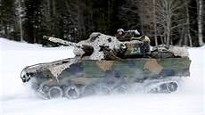 Nortí vojáci v obrnnci CV9030 bhem cviení Cold Response