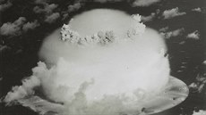 Testovací výbuch jaderné zbran na atolu Bikini na Marshallových ostrovech...