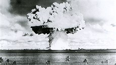 Jeden z podmoských testovacích výbuch jaderných zbraní u Marshallových...