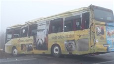 Na silnici I/7 u Panenského Týnce na Lounsku havaroval autobus se tyiceti...