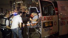 Zraněného muže odváží ambulance z místa útoku v Jaffě (8. března 2016). Zraněného muže odváží ambulance z místa útoku v Jaffě (8. března 2016).