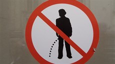 Piktogram na dveřích výklenku v Panské ulici má odradit lidi od znečišťování... Piktogram na dveřích výklenku v Panské ulici má odradit lidi od znečišťování...