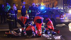 Záchranáři marně oživovali muže, který v Plzni skočil z mostu na Mikulášskou... Záchranáři marně oživovali muže, který v Plzni skočil z mostu na Mikulášskou...