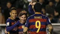 Barcelona se raduje z dalího gólu, Neymar (vlevo), Messi a Suárez.