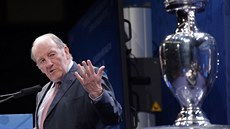 ŠÉF TURNAJE A TROFEJÍ, O NÍŽ SE BUDE HRÁT. Jacques Lambert, prezident... ŠÉF TURNAJE A TROFEJÍ, O NÍŽ SE BUDE HRÁT. Jacques Lambert, prezident...